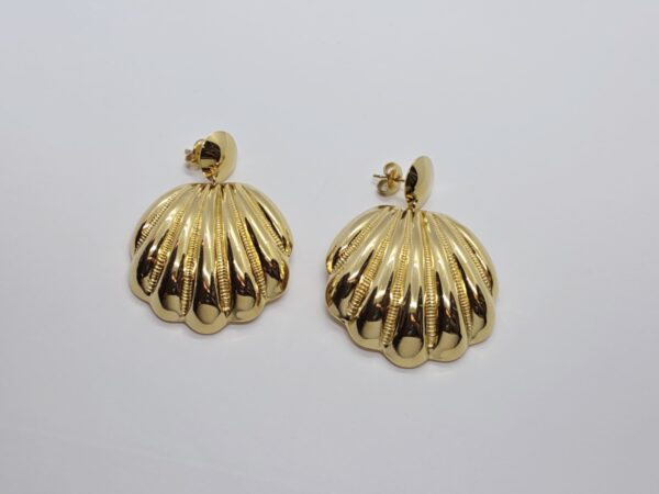 Aretes concha dorada