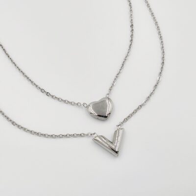 Collar layer corazón y V