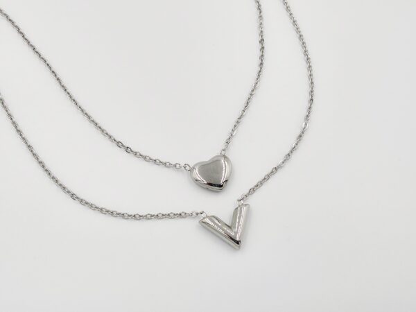 Collar layer corazón y V