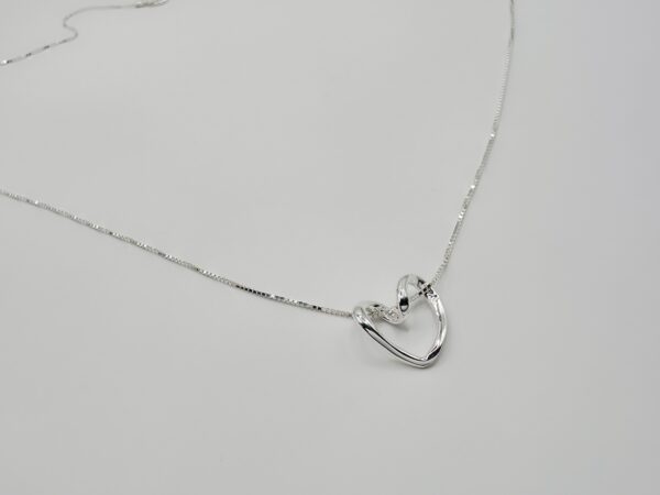 Collar silueta de corazón Plata.925