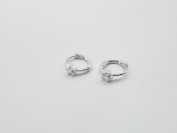 Huggies zirconia solitaria Plata.925
